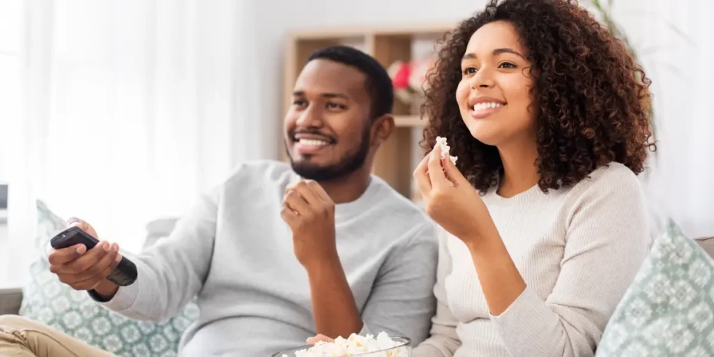 Como assistir especiais de comédia direto do sofá